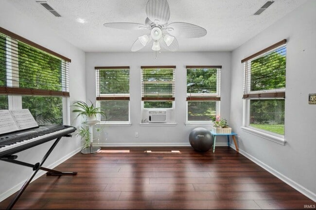 Building Photo - Charming 3BR Home with Sunroom Near Purdue University
