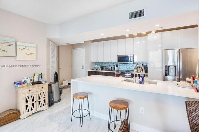 Building Photo - 3020 NE 32nd Ave