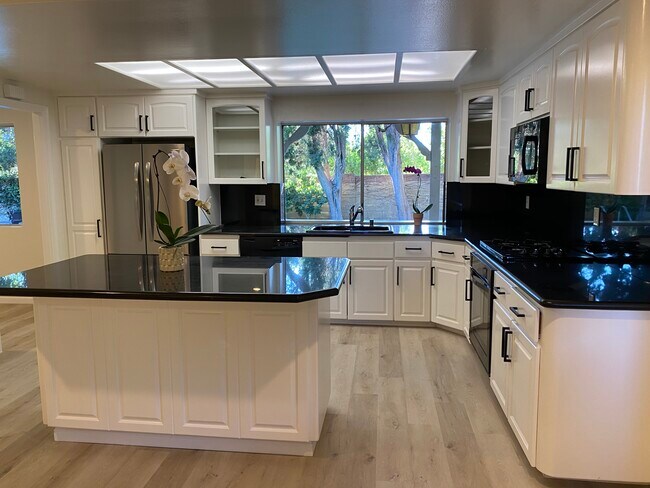 Building Photo - 5541 Bellaire Ave