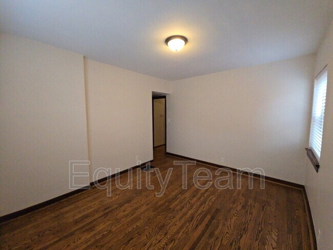 Building Photo - 4379 Ridgeview Ave