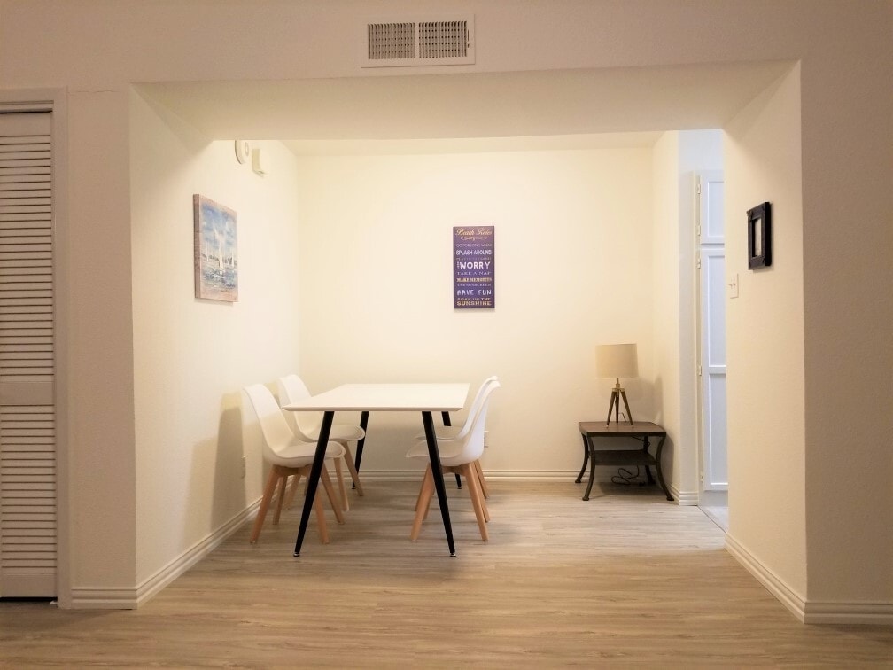 Building Photo - 6646 E Lovers Ln