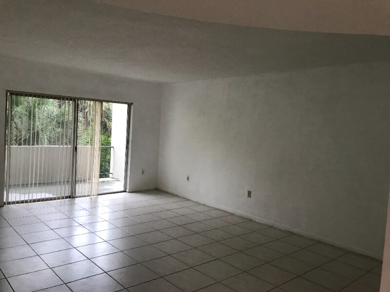 Building Photo - 6904 N Kendall Dr
