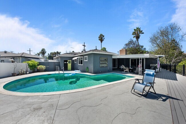 Building Photo - Private pool with canyon views!