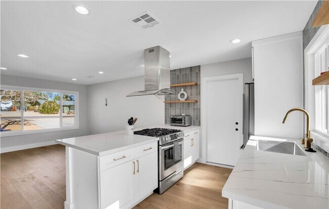 Building Photo - Newly Renovated and Ready for Movein!