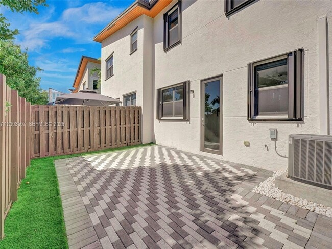 Building Photo - 10500 NW 78th Terrace