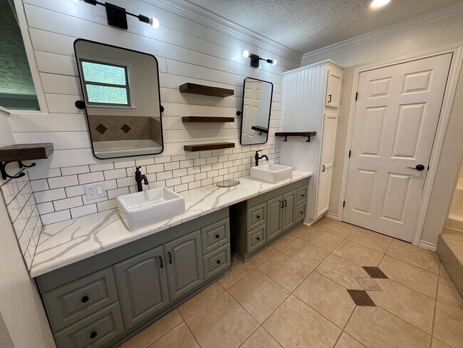 Building Photo - 165 Dogwood Ln