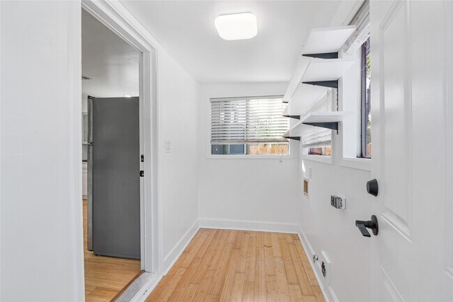 Building Photo - 320 Coronado St