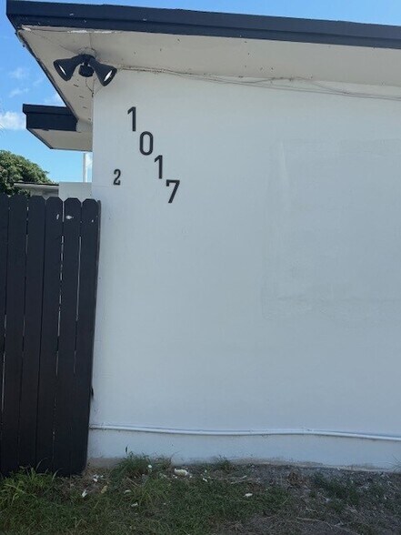 Building Photo - 1017 N E St