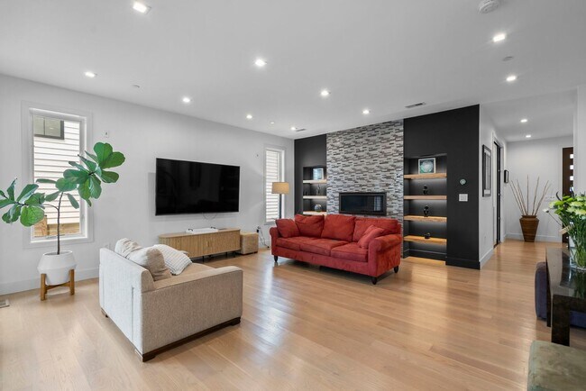 Building Photo - 5 Bed 4.5 Bath - Bethesda Contemporary Home