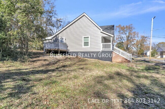 Building Photo - 307 B St