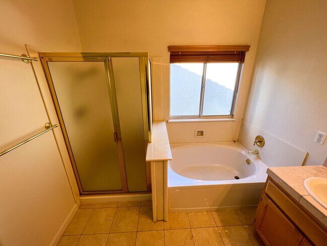 Building Photo - 4 Bedroom, 3 Bathroom Home in Heron Bay, S...
