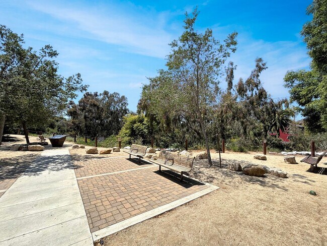 Building Photo - Upgraded 1BD/1BA Condo in Mission Hills W/...