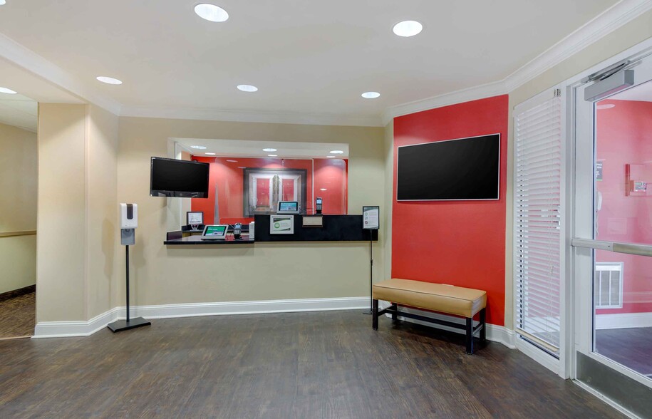 Building Photo - Furnished Studio-Greensboro - Airport