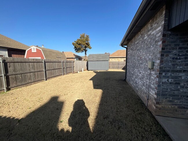 Building Photo - Spacious 3 bed, 2 bath, 2 living areas, 2 car garage