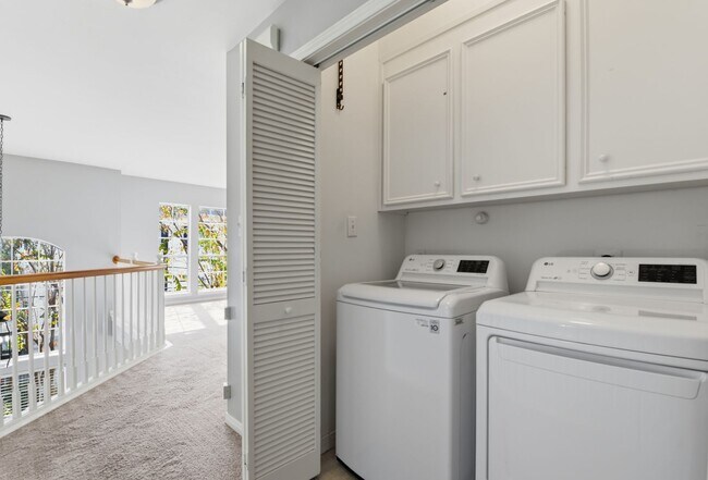 Building Photo - Charming Corner Townhouse in the Heart of Midtown