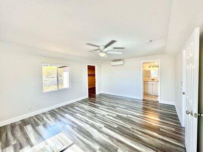 Building Photo - Wonderful & Freshly Remodeled, Spacious Si...