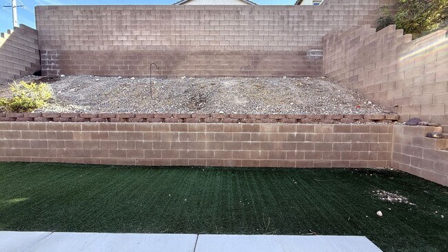 Building Photo - 10631 Streamside Ave