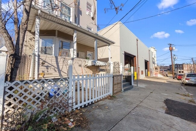 Building Photo - 84 Washington Pl