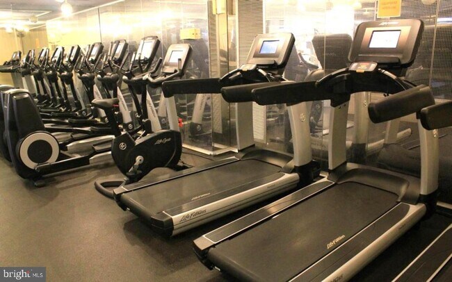 Building Photo - 1530 Key Blvd