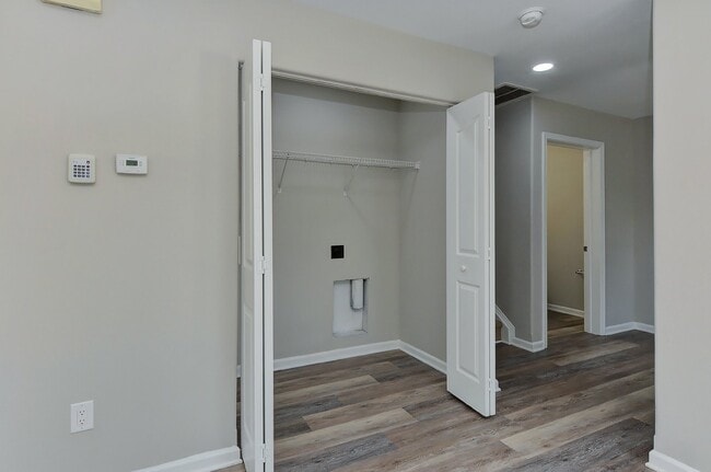 Building Photo - Beautiful 2 bed 2.5 bath Condo. Move-in Re...