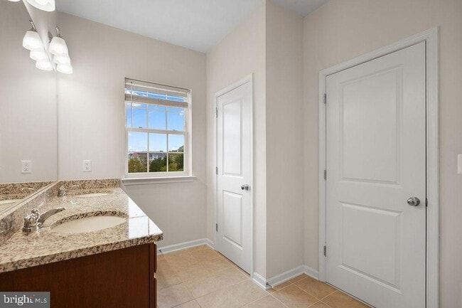Building Photo - 12854 Cloverleaf Center Drive