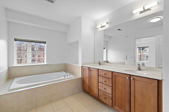 Building Photo - 25 Creekside Ct