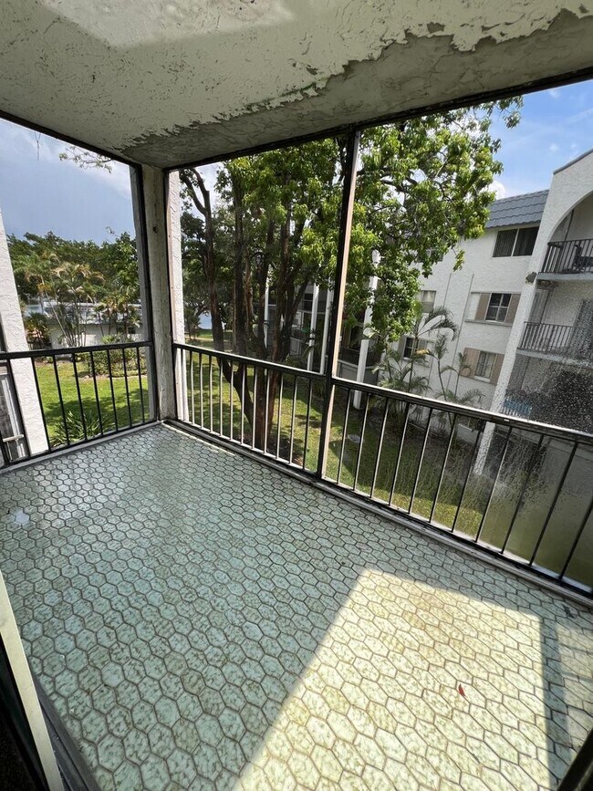 Building Photo - Spacious 2 Bedroom in Inverrary