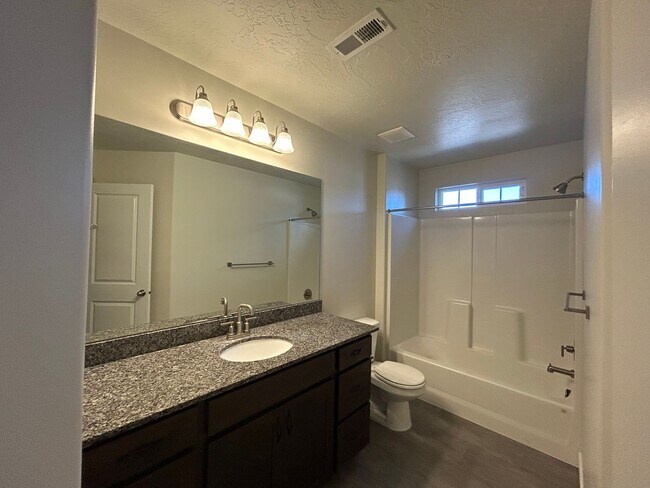 Building Photo - 3 Bedroom 2.5 Bathroom Townhome in Lehi!