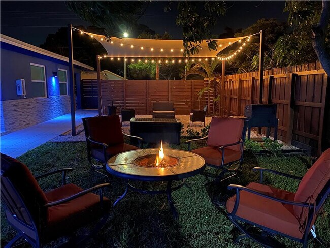 Building Photo - 902 NE 38th St