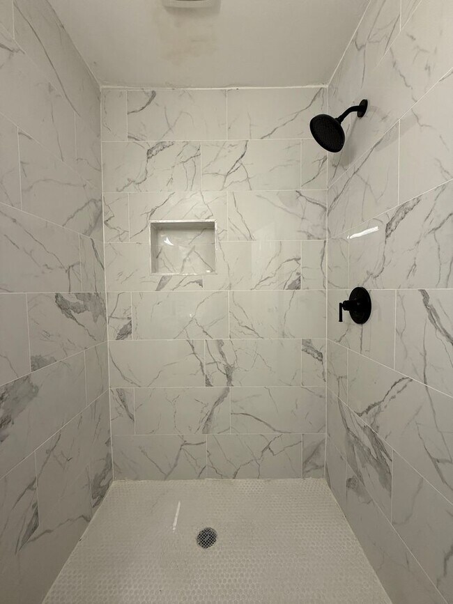 Building Photo - 3 BEDROOM 2 BATHS