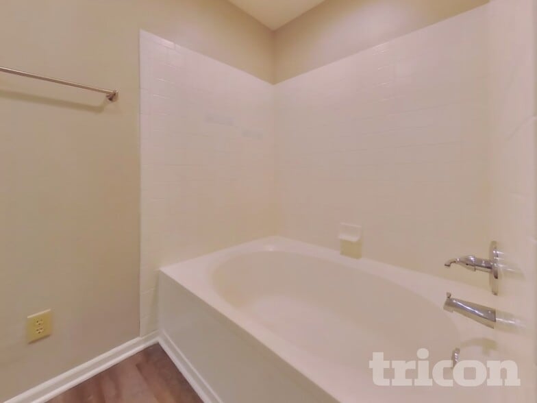 Building Photo - 2322 Edgewater Cir