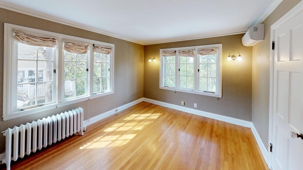 Building Photo - 2371 SW Montgomery Dr