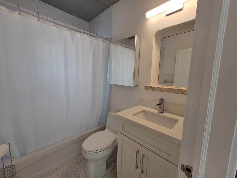 Modern bath/shower - 912 NE 81st St