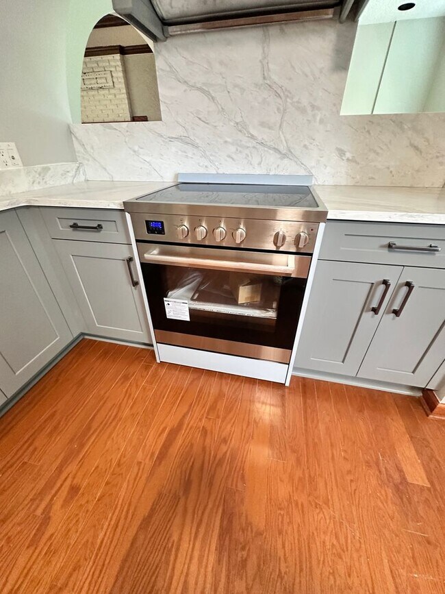 Building Photo - Pembroke Manor-4 bedroom 2.5 bath Single f...