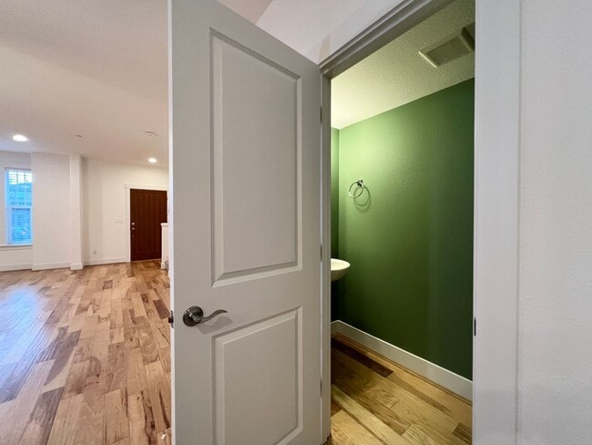 Building Photo - Beautiful 4 Bed, 2.5 Bath Home with Two Car Garage!