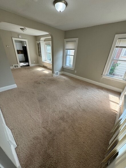 Building Photo - 10012 Robinson Ave