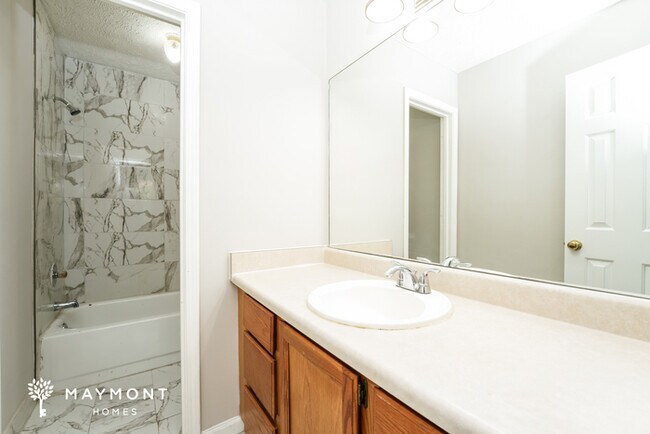 Building Photo - Charming 2-Bedroom Townhome in Stone Mountain