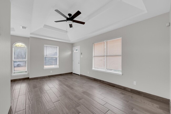 Building Photo - 2111 W Western Dr