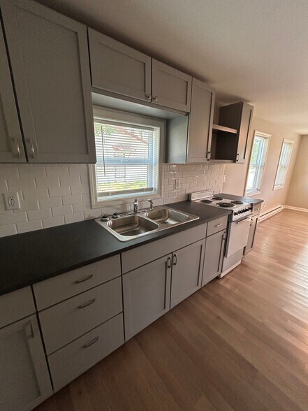 Building Photo - 305 N Main St