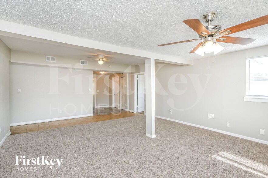 Building Photo - 493 Notre Dame Dr