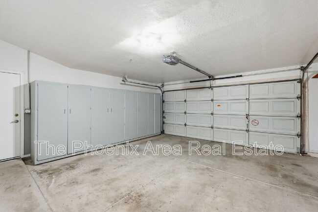 Building Photo - 4425 E Douglas Ave