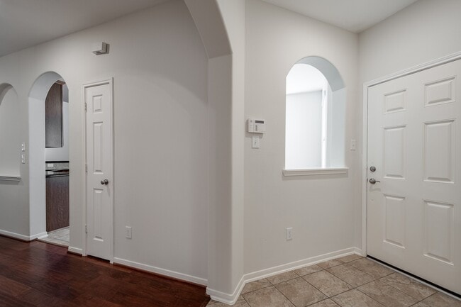 Building Photo - 10019 Lynnwood Dr