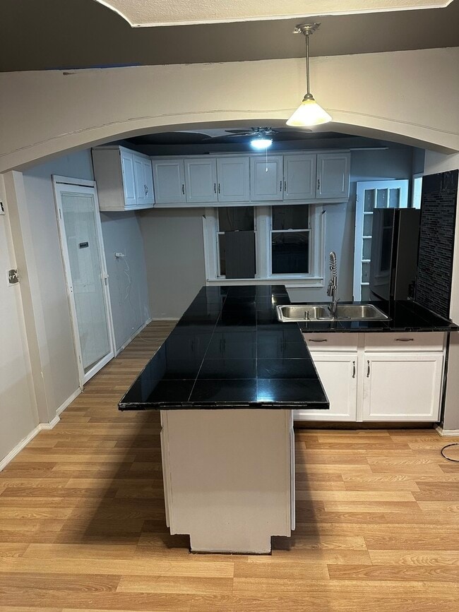 Building Photo - 435 S Poplar Ave