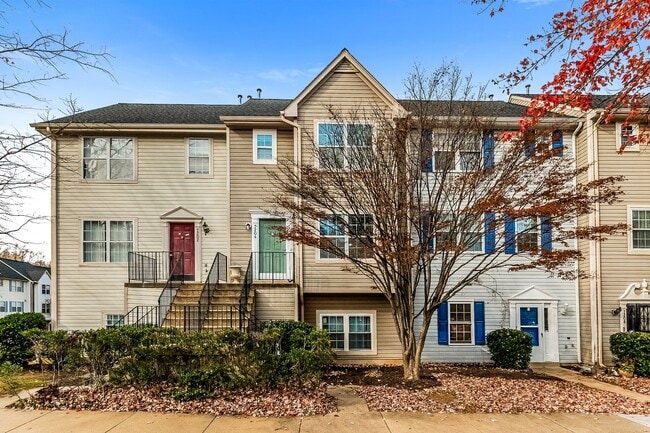 Building Photo - Spacious Townhome with 2 assigned parking ...
