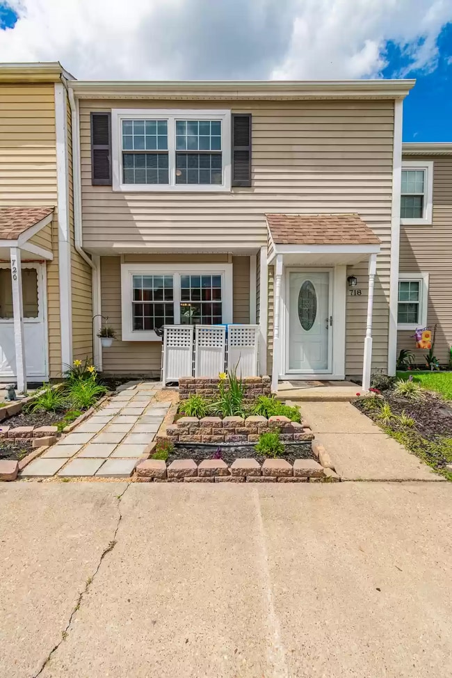 Front 1 - 718 Spence Cir