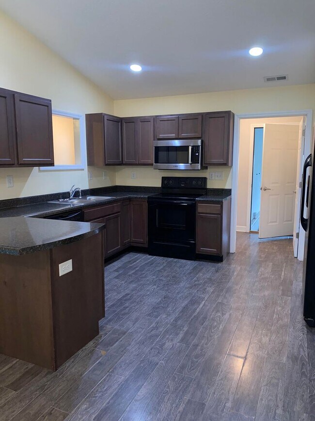 Building Photo - Four Bedroom 2 Bath Home