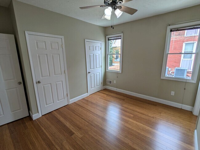 Building Photo - Spacious 2 Bedroom, 2.5 Bathroom Single Family Home (South Side Flats)