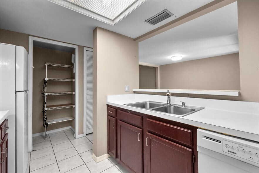 Building Photo - 5864 SW 8th Pl