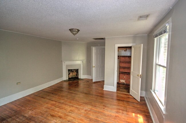 Building Photo - 130 Tryon St