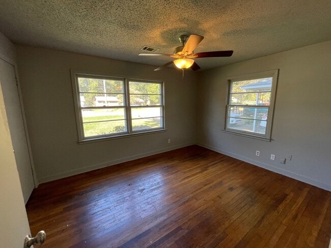Building Photo - 1303 Warner now available for lease! 3 bed 2 bath.